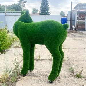Олениха оглядывается