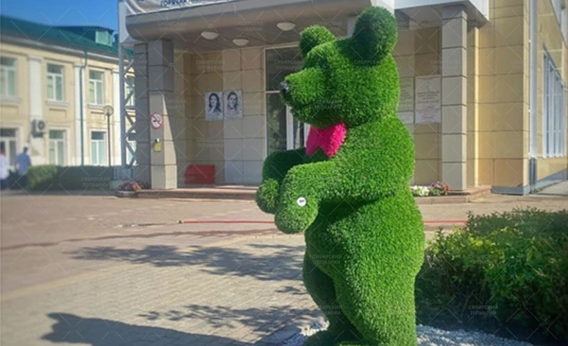 МЕДВЕЖОНОК на задних лапах